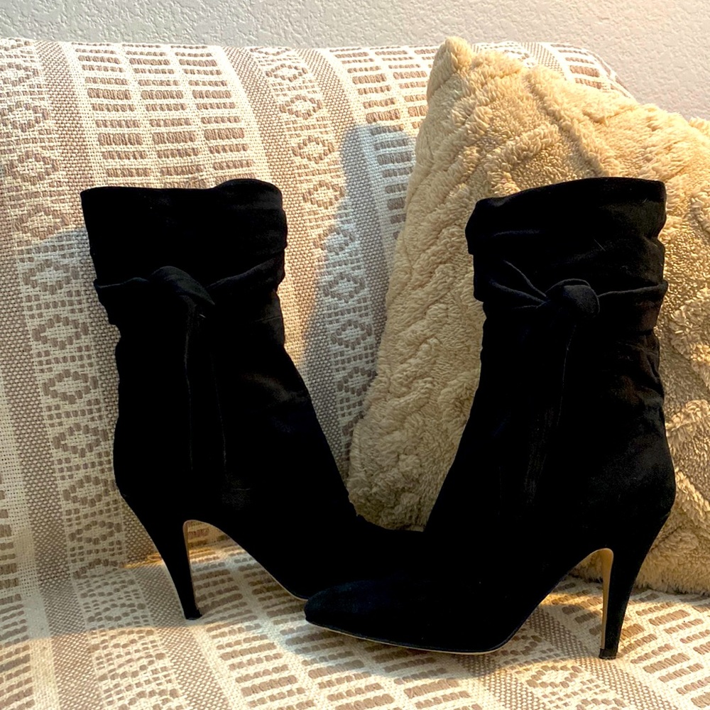 The brand name is Sarah they are black size 6 1/2